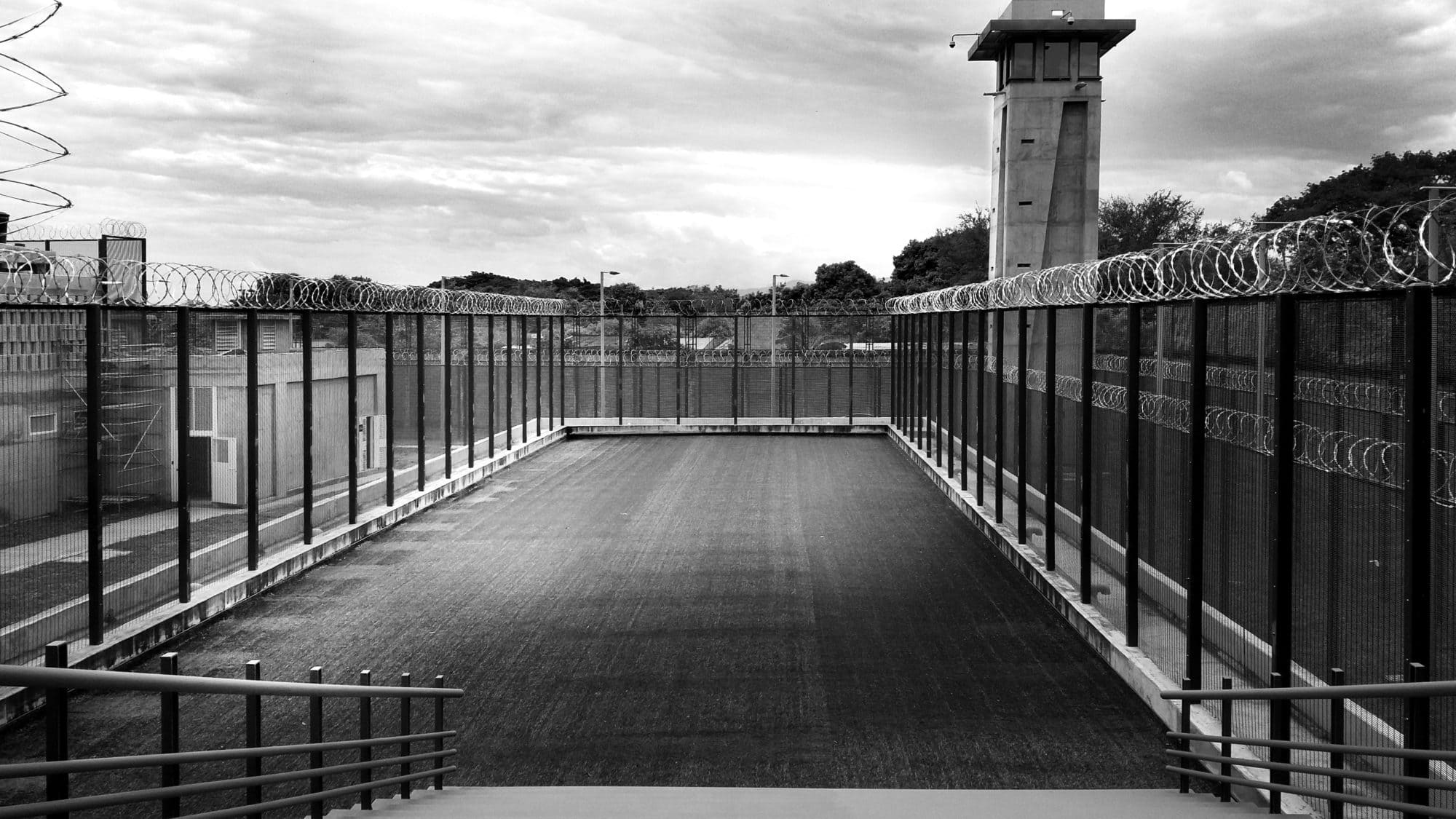 GEVANGPERI-ZW-2000x1125